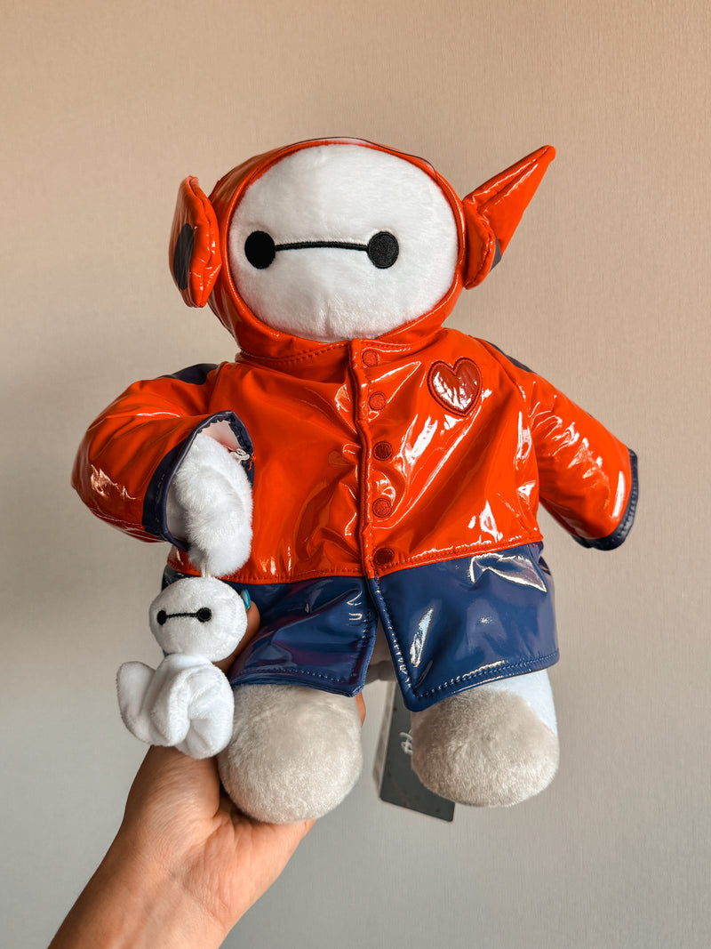 Pelúcia Baymax em traje de chuva - Mundo Dreams